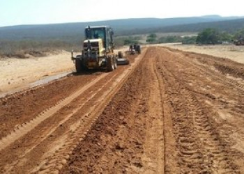 Governo retoma obras de pavimentação de rodovia que liga Piauí ao Ceará
